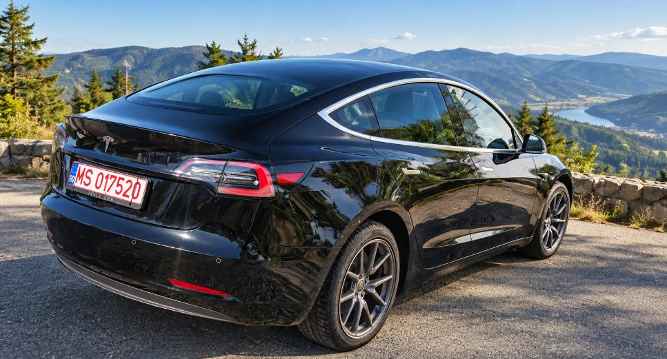 Tesla Model 3 — foto 2