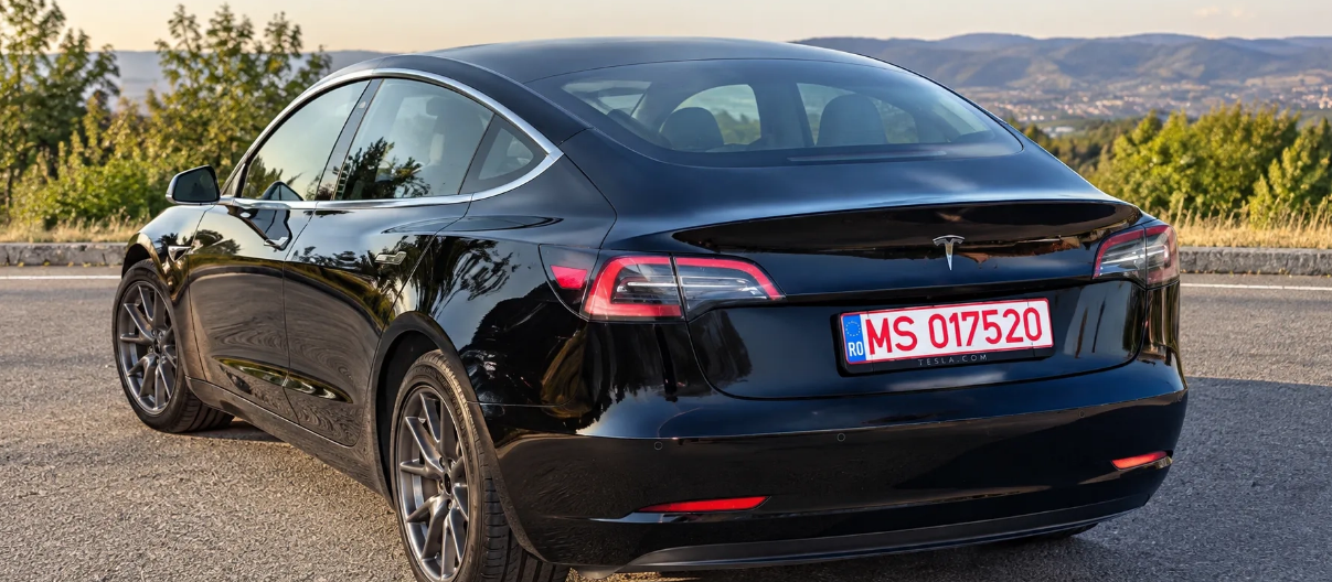 Tesla Model 3 — foto 4