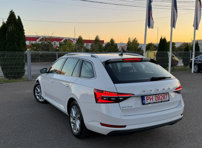 Skoda Superb 2.0 TDI DSG Style — foto 4